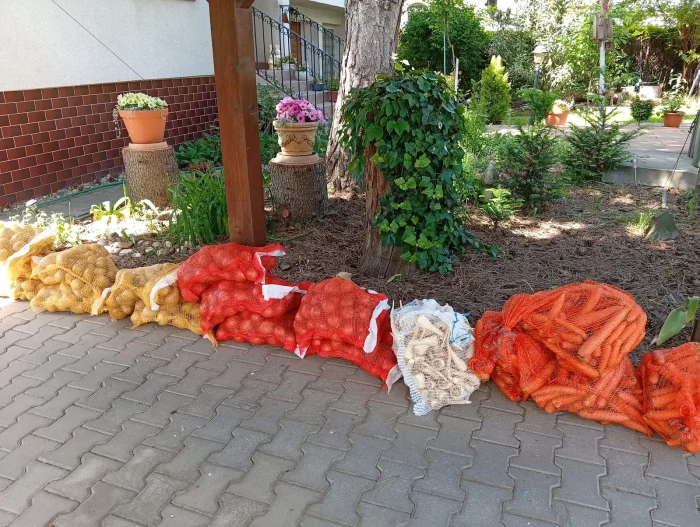 200 kg zemiakov, cibule, mrkvy a petržlenu pripravených na mesačný rozvoz
